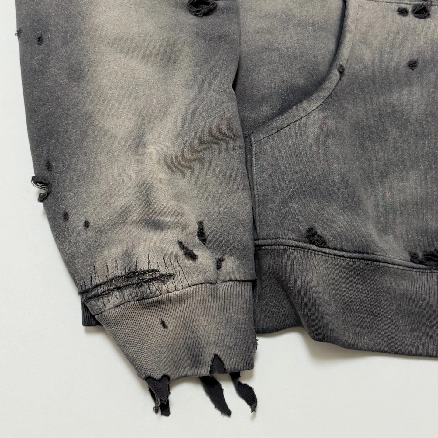 SAINT Mxxxxxx DBL FACE ZIP UP HOODIE/CHARCOAL Double-layer destroyed waffle zipper jacket, washed black S-XL, a style that has been used in the summer. After continuous fine polishing, it has finally been shipped. The finished product is simply a work of art. Super heavy washing to make the weather look old. Multiple water fades. Excessive manual wormhole damage processing. Deconstruction and reorganization embroidery technology. Custom-made zipper with LOGO. The color details of the zipper webbing are also correct. Original grade fruit main label and wash water label. Top purchasing grade. A layer of waffle fabric is added to the inner lining to make the overall texture stronger and increase the comfort and warmth of the wearer.